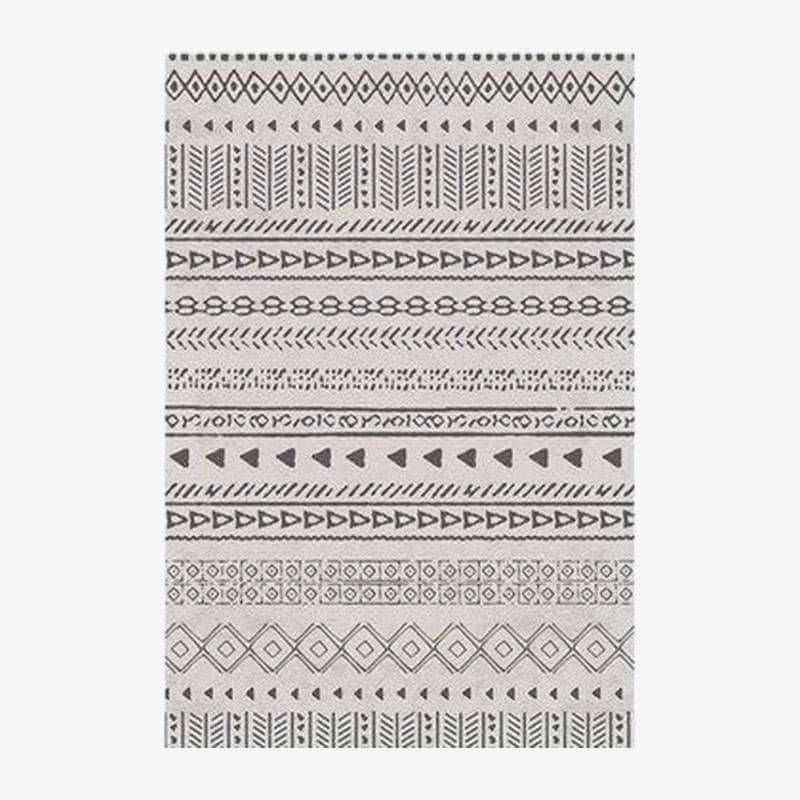 Ορθογώνιο χαλί με μαύρα και μπεζ γεωμετρικά σχέδια σε στυλ Keecy