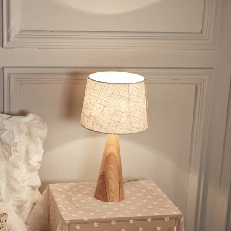 European Creative Φωτιστικό κομοδίνου Γάμου από μασίφ ξύλο Nordic σαλόνι Ζεστό φως Μοντέρνο επιτραπέζιο φωτιστικό Minima