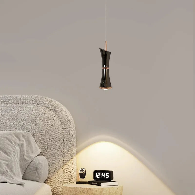 Πολυέλαιος δίπλα στο κρεβάτι