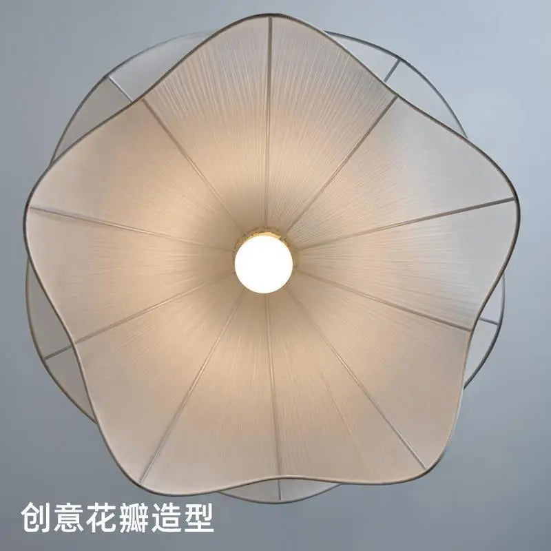 Κρεμαστό φωτιστικό French Art από πλισέ πέταλο ύφασμα