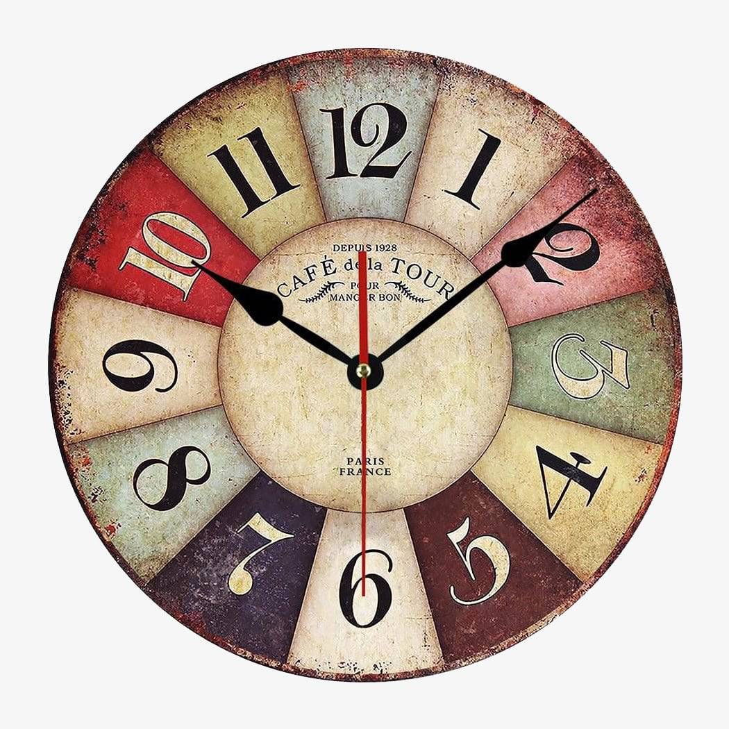 Παλιό στρογγυλό ρολόι τοίχου vintage στυλ σε ρουστίκ ξύλο
