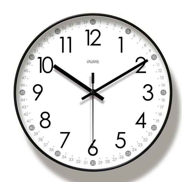 Στρογγυλό ρολόι τοίχου με μαύρους αριθμούς λεπτών