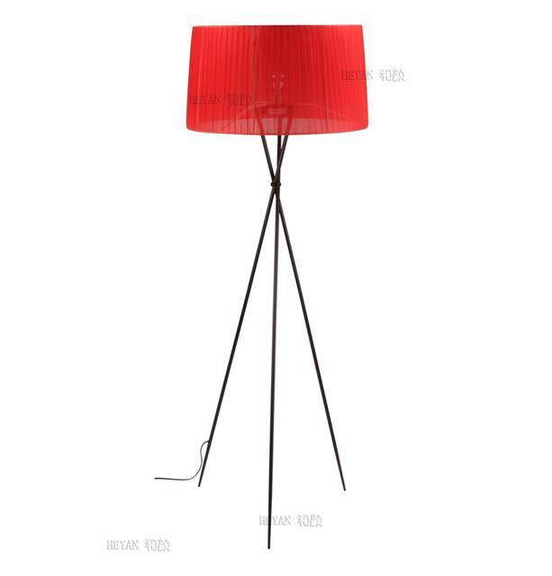 Φωτιστικό δαπέδου με σταυρωμένα πόδια και σκανδιναβικό κόκκινο υφασμάτινο αμπαζούρ