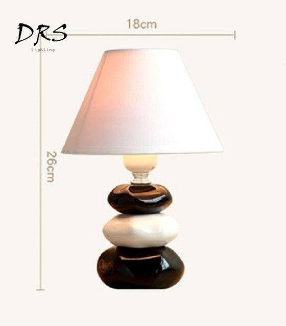 Ασπρόμαυρο φωτιστικό φαξ με βότσαλο κομοδίνο με αμπαζούρ