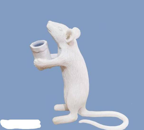 Επιτραπέζιο φωτιστικό σε σχήμα ποντικιού που κρατά ένα φωτιστικό