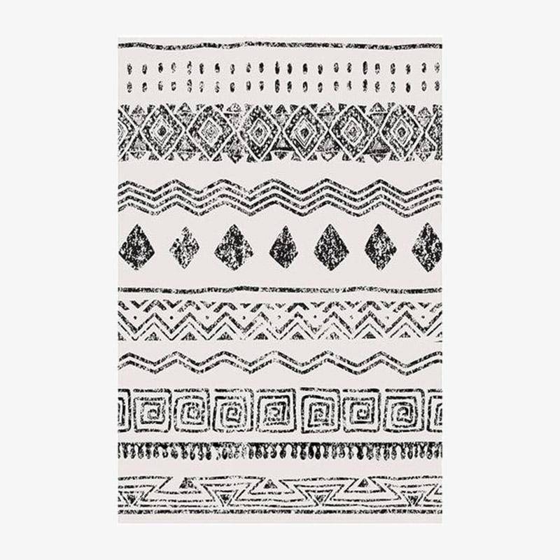 Ορθογώνιο χαλί με άσπρα και μαύρα γεωμετρικά σχέδια σε στυλ Keecy B