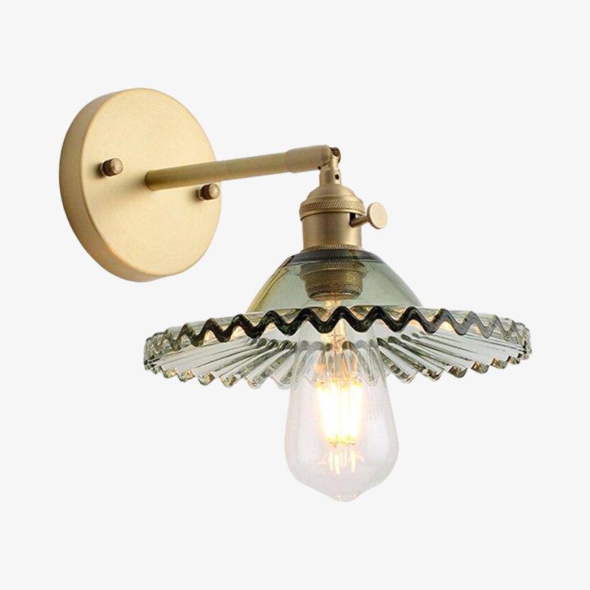 Χρυσό φωτιστικό τοίχου και χρωματιστό γυάλινο αμπαζούρ