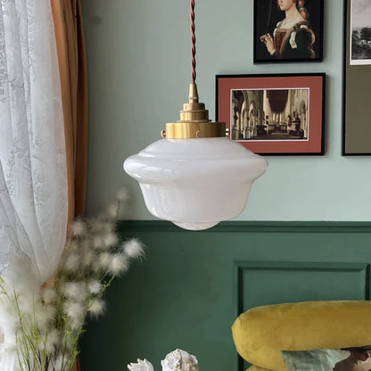 Κρεμαστό φως από σκανδιναβικό χρυσό με λευκό γυαλί