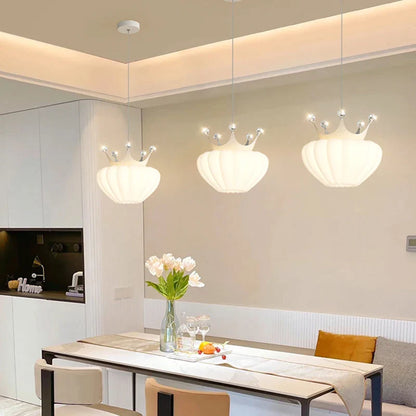 κρεμαστά φωτιστικά χρυσή κορώνα εσωτερική διακόσμηση λευκό σύννεφο σαλόνι τραπεζαρία εστιατόριο