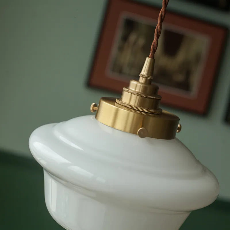 Κρεμαστό φως από σκανδιναβικό χρυσό με λευκό γυαλί