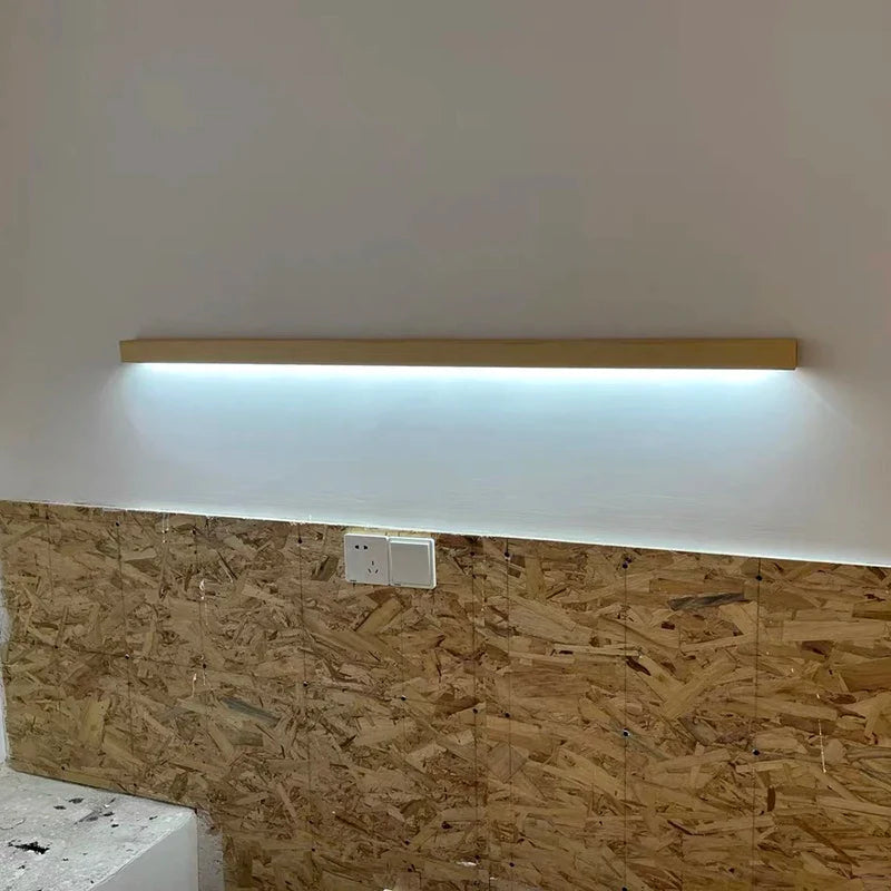 Μακρύ ξύλινο φωτιστικό τοίχου με ταινία LED