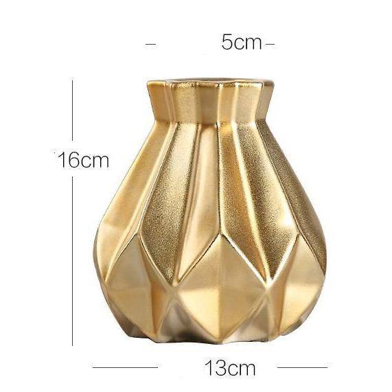 Επώνυμο βάζο σε χρυσό μέταλλο με γεωμετρικά σχήματα Πολυτέλεια
